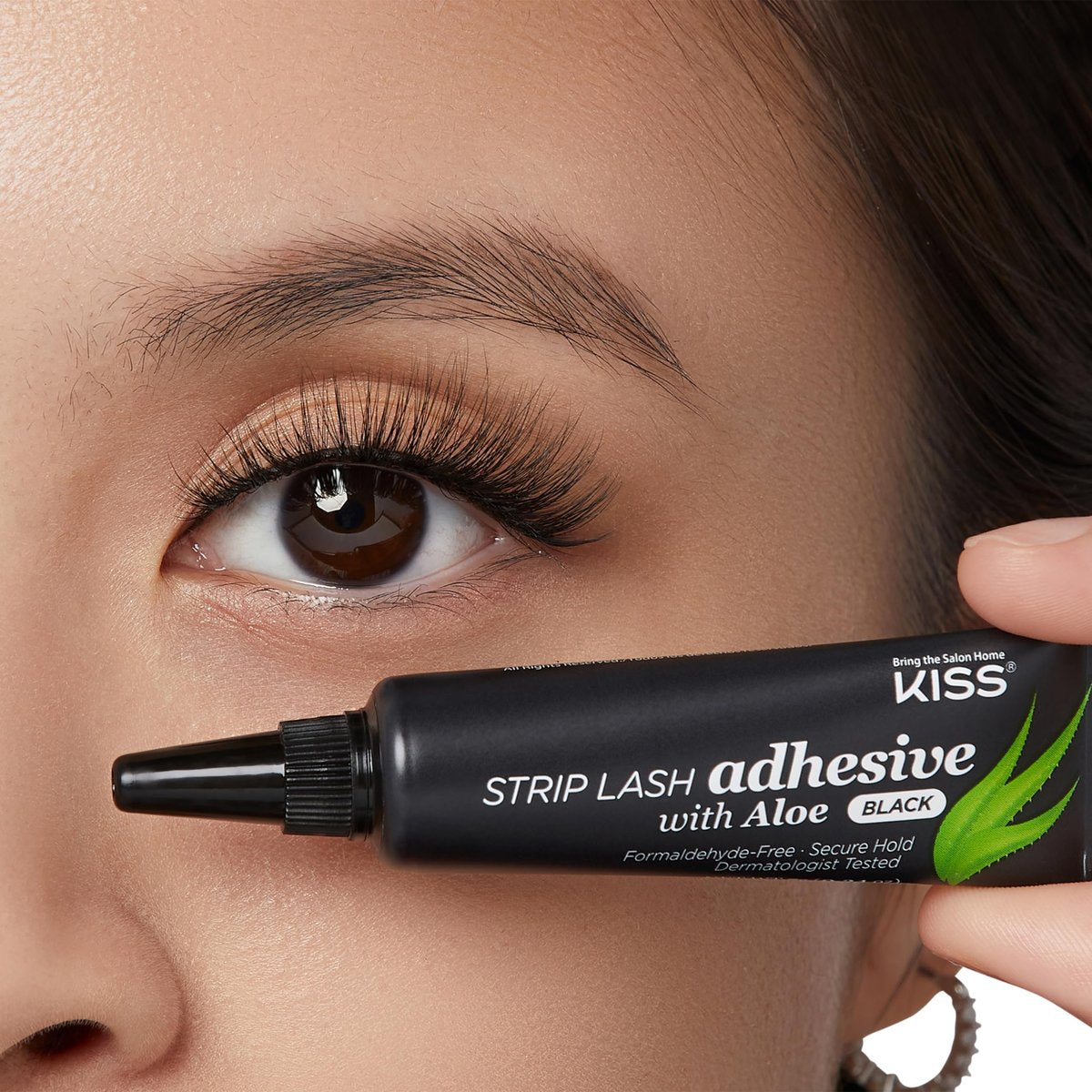 KISS Black Strip Lash Adhesive with Aloe – Secure Hold, Latex-Based, Dermatologist Tested, 0.24 oz - görsel 13