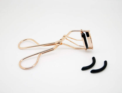 Professional Metal Eyelash Curler with 2 Replacement Silicone Pads – Pinch-Free, Pain-Free Lash Curler for All Eye Shapes (Gold, 3-Piece Set)