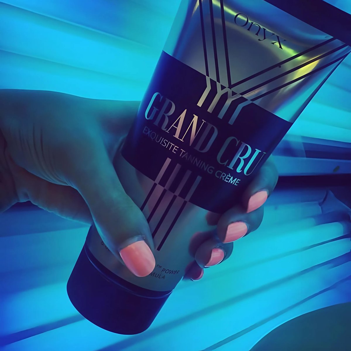 Onyx Grand Cru Tanning Lotion - Fast Absorbing Indoor Tanning Bed Lotion Accelerator with Hydrating Gel Formula and No Bronzer | Streak-Free Indoor and Outdoor Tan for Men & Women | 6.76 fl oz - görsel 9