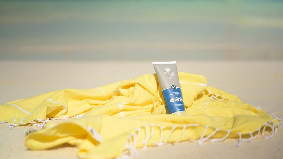 Aloe Up Sport Sunscreen Lotion SPF 50 – Broad Spectrum UVA/UVB Sunscreen for Face and Body, Hydrating Aloe Vera, Non-Greasy, No White Cast, Reef Safe, Fragrance-Free, 6 Oz Avelisse