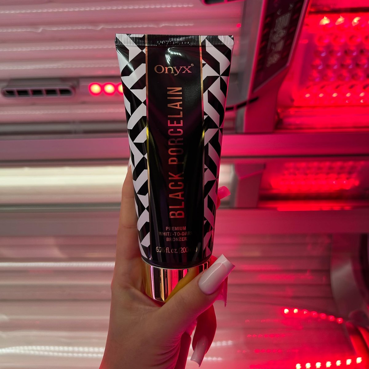 Onyx Black Porcelain White Bronzer Lotion for Tanning Beds - Indoor Bronzing Accelerator with DHA and Erythrulose | No Stain No Streak Formula for Darker Looking Color | 6.76 fl oz - görsel 11