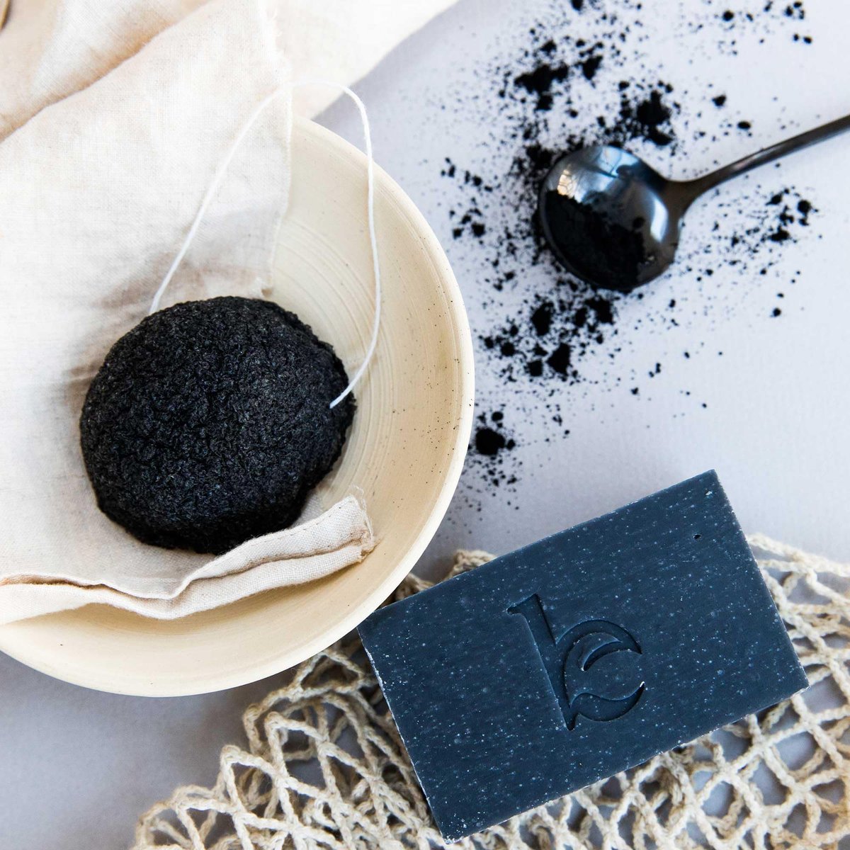 Beauty by Earth Peppermint Tea Tree Charcoal Facial Bar Soap - Natural & Organic Face Wash for Acne, Eczema, Psoriasis - Detoxifying Black Soap for Oily & Sensitive Skin (4 oz) Avelisse