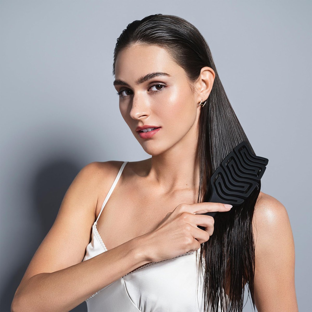 The Hair Edit Detangle & Massage Brush - Ergonomic Wet & Dry Hairbrush for All Hair Types, Black Avelisse