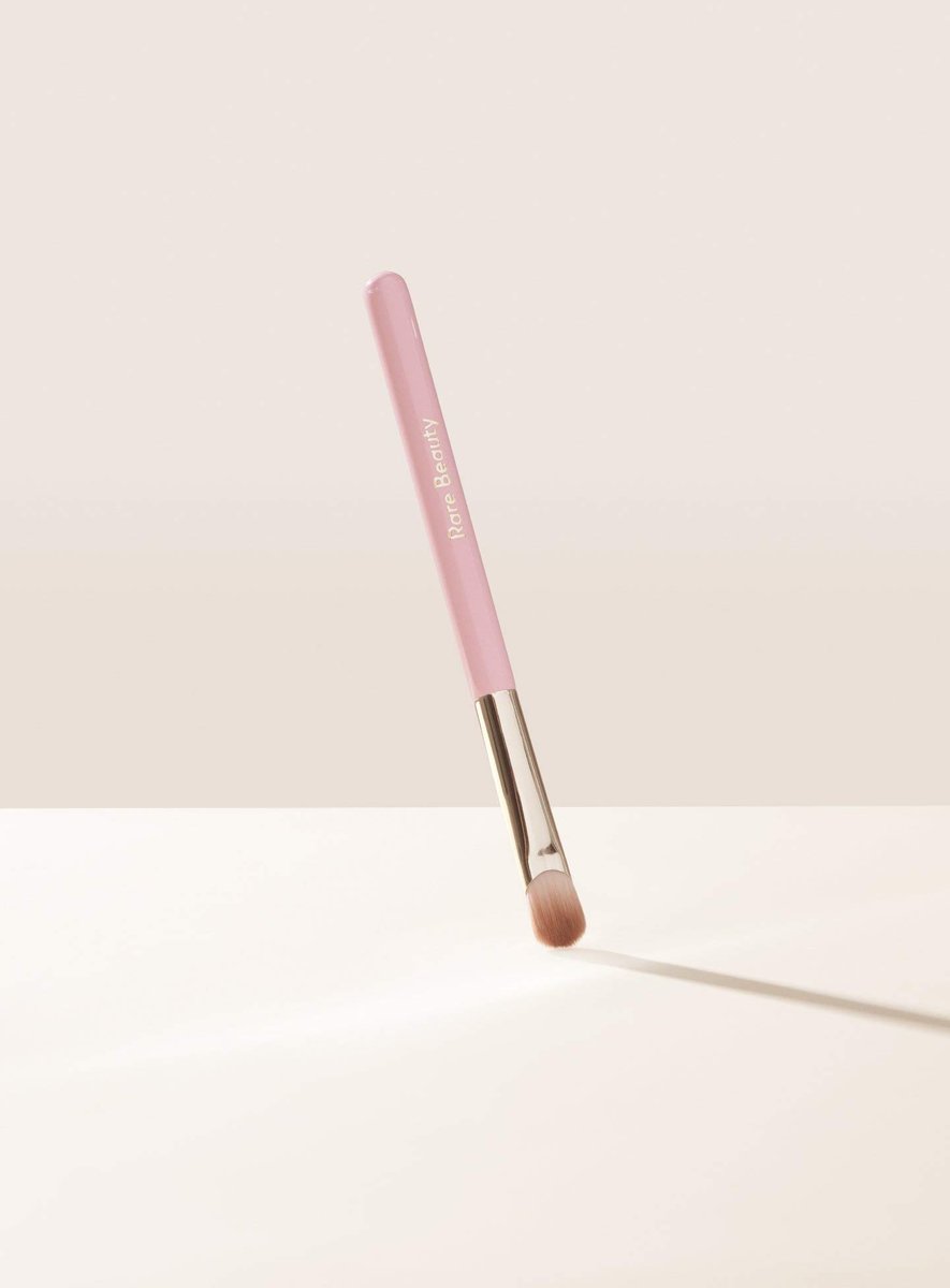 Rare Beauty Liquid Touch All-Over Eyeshadow Brush - Synthetic Bristle - görsel 1