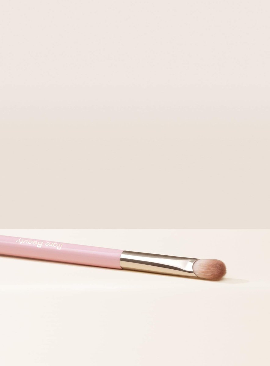 Rare Beauty Liquid Touch All-Over Eyeshadow Brush - Synthetic Bristle - görsel 3