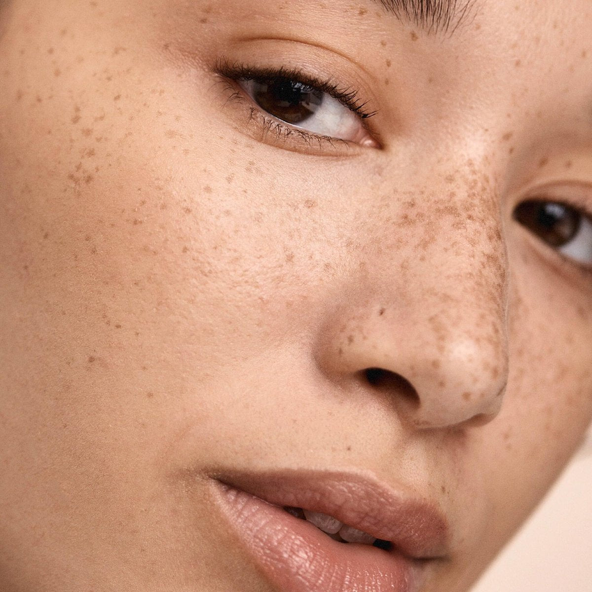 Fenty Beauty by Rihanna Bright Fix Eye Brightener Concealer - 04 Crepe - görsel 10