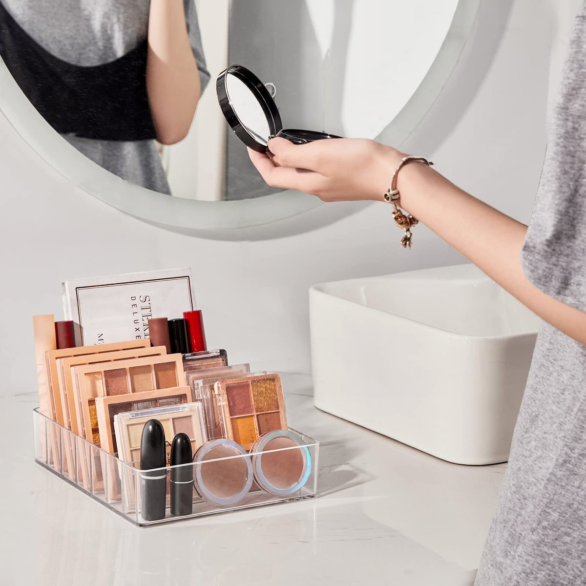 WECHENG Clear Acrylic Makeup Organizer for Eyeshadow Palette and Lipstick – 7 Section Divided Cosmetics Storage for Vanity Drawer or Countertop (7.48" x 6.22" x 1.77") - görsel 5