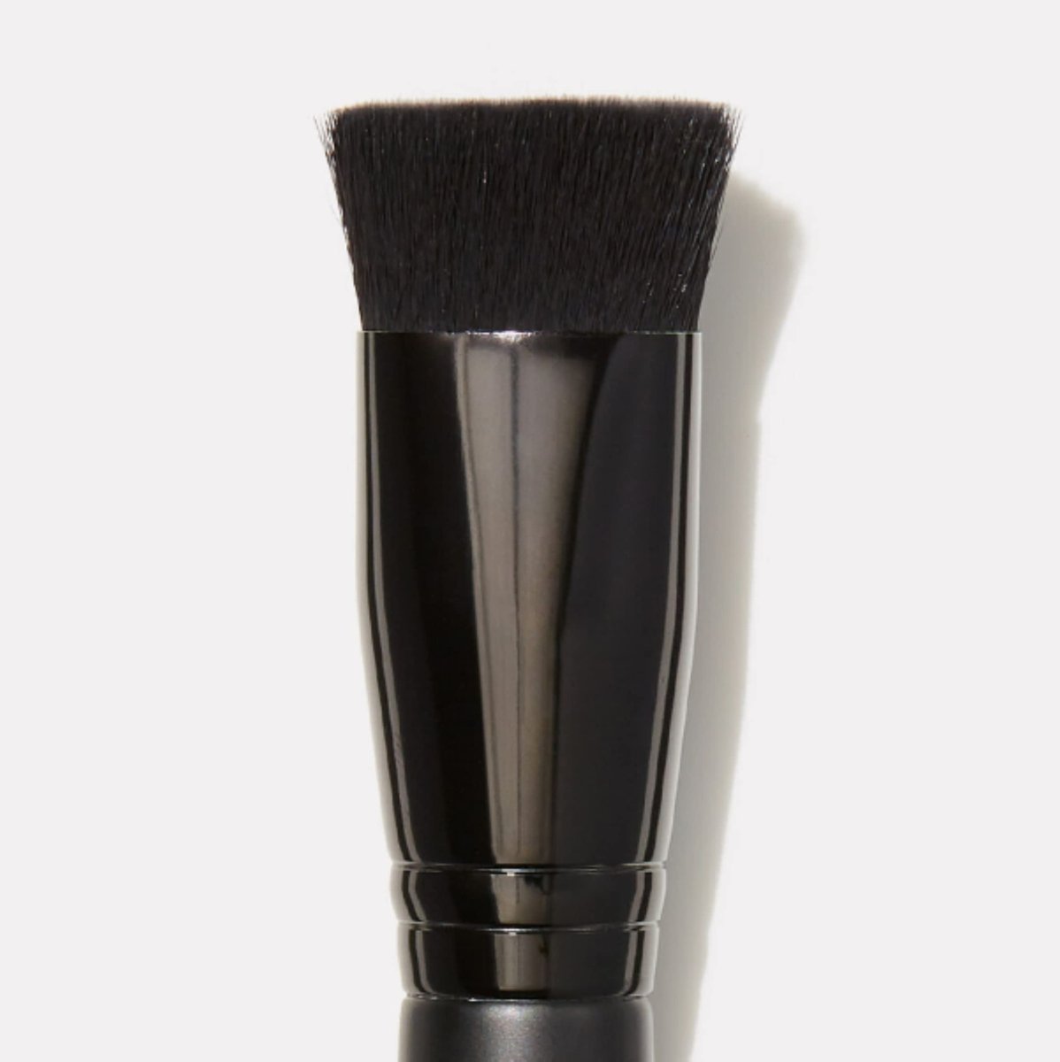 e.l.f. Triangular Buffing Foundation Brush – Flat-Top Synthetic Makeup Brush for Even Foundation Application, Vegan & Cruelty-Free - görsel 4