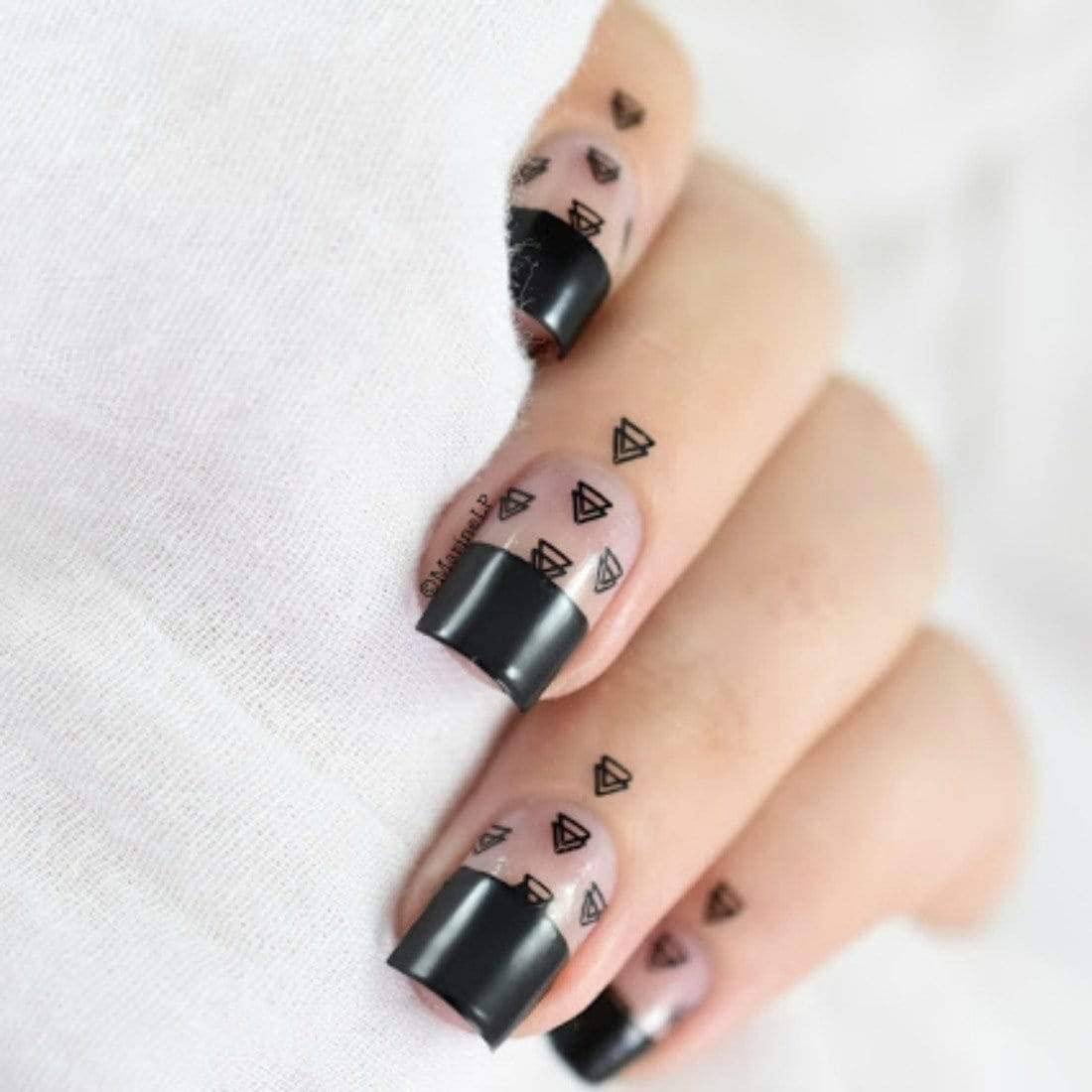 Maniology Black & White Duo Stamping Polish Set – Essential Nail Art Lacquers for Crisp, Full-Coverage DIY Manicures (13ml Each) Avelisse
