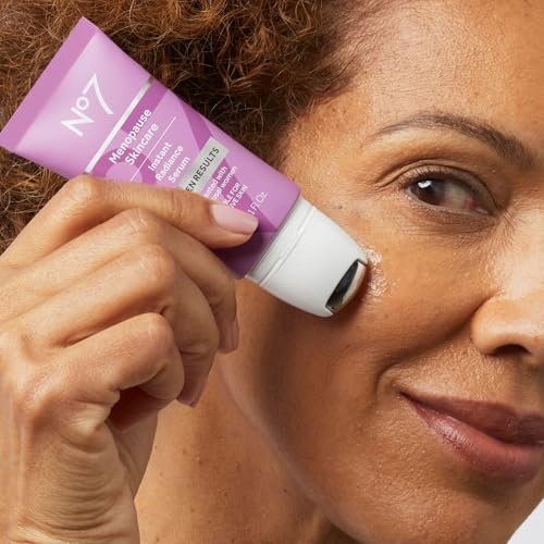 No7 Menopause Skincare Instant Radiance Serum – Hydrating Facial Serum with Hyaluronic Acid + Collagen Peptides for Firmer, Healthier Looking Skin – With Cooling Applicator (30ml) - görsel 6