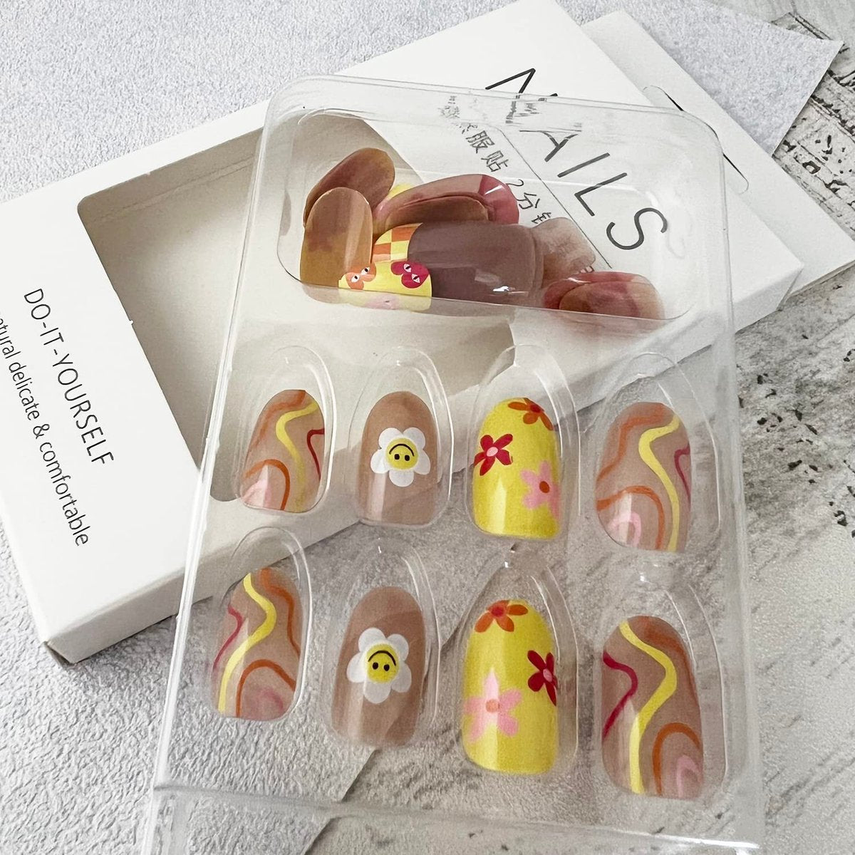 24 Pcs Flower Press on Nails Short Almond French Tips Fake Nails with Glue Stickers - Sun Flower Design, Medium Length Acrylic Nails for Women - görsel 7