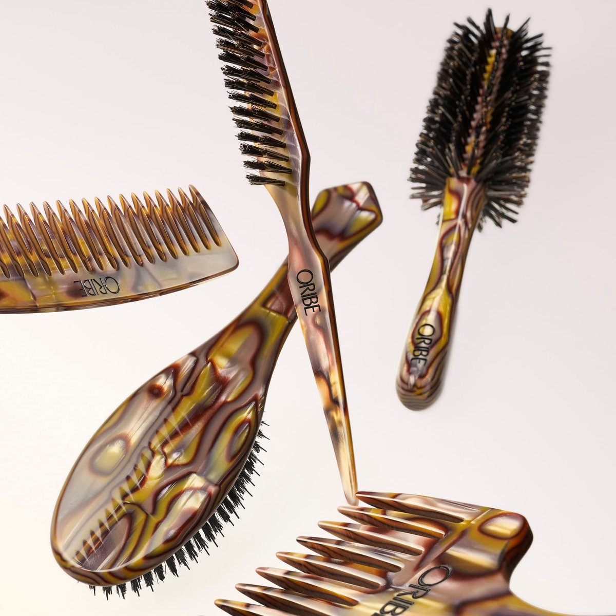 Oribe Wide Tooth Comb – Gentle Detangling for All Hair Types Avelisse