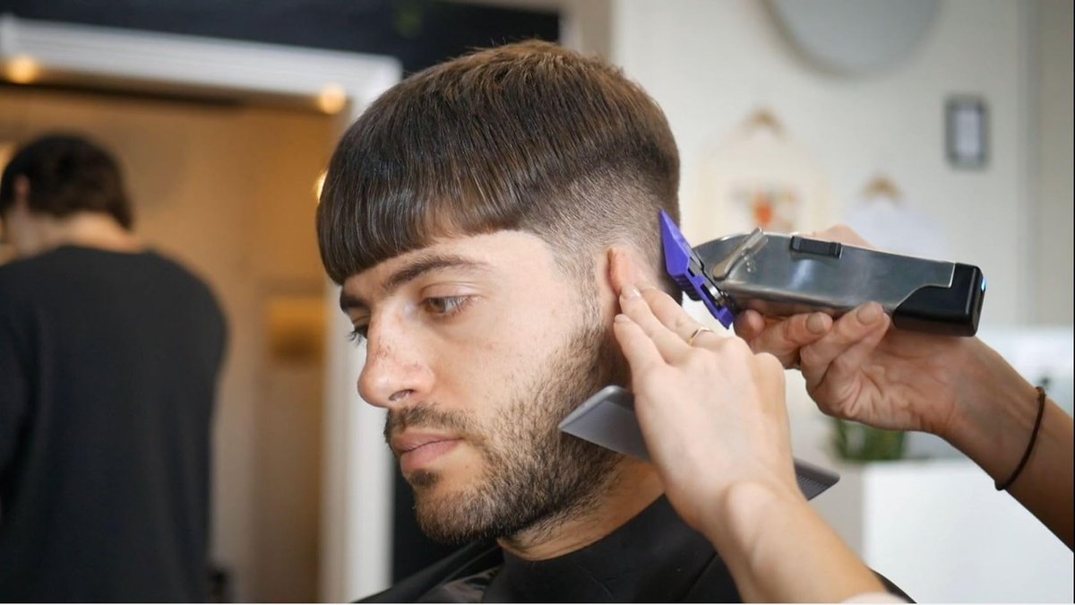 Andis 12660 Professional Master Corded/Cordless Hair Clipper – Adjustable Carbon Steel Blade for Close Cutting, Silver Avelisse