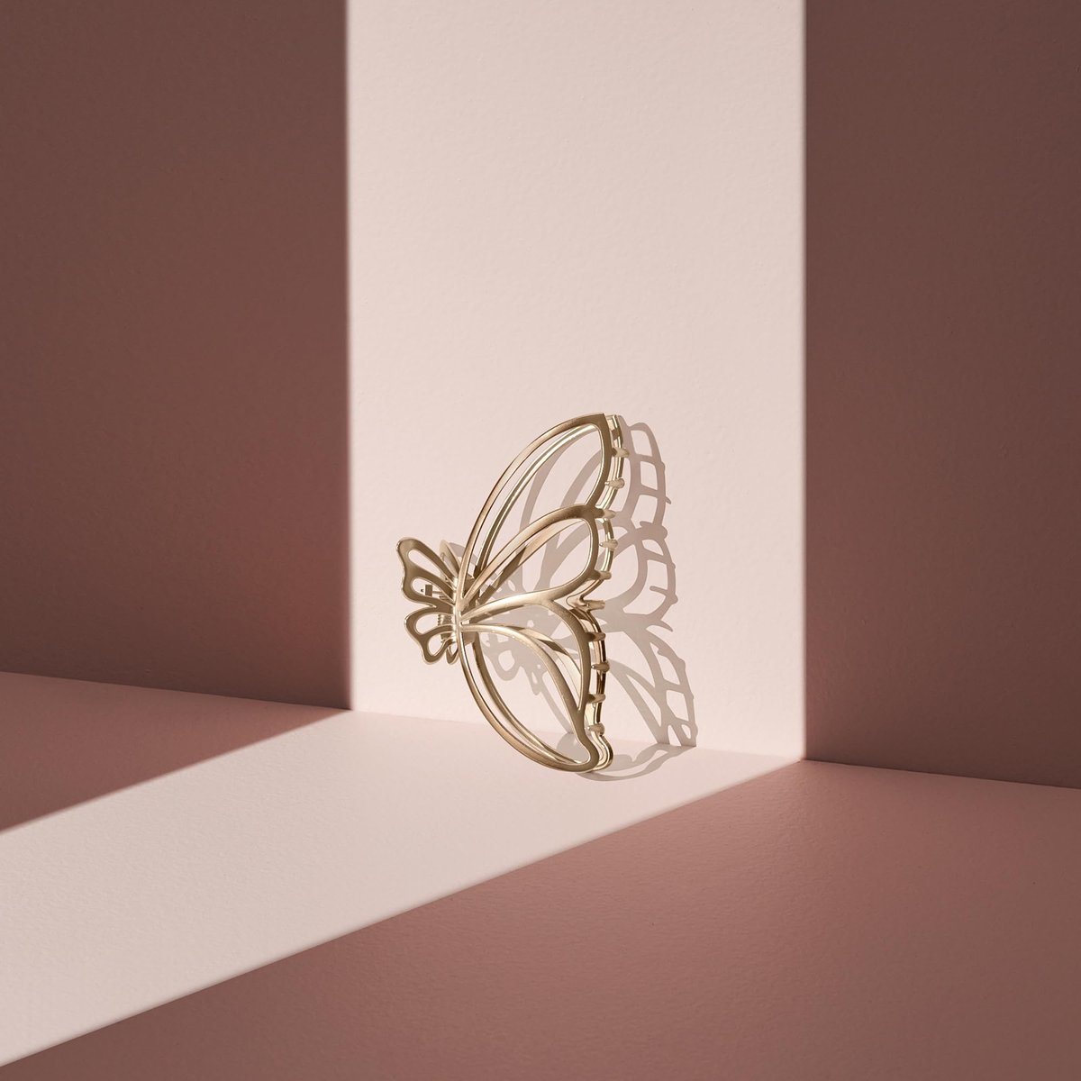 The Hair Edit Gilded Wing Clip – Large Chic Gold Metal Hair Clip for Women, Hair Accessory for Styling & Everyday Wear, Clip For Medium, Thick or Curly Hair, Ideal Gift For Women, Perfect for Updos Avelisse