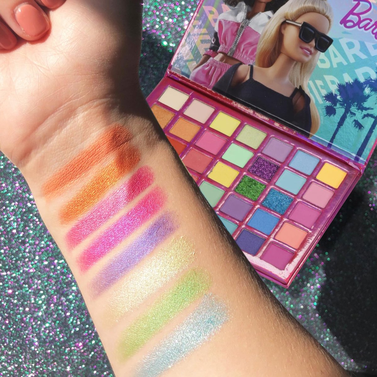Barbie 35-Well Shadow Palette – Shimmery & Opaque Eyeshadows for Kids & Teens, Pigmented & Blendable, Includes 8 Brushes, by Townley Girl - görsel 13