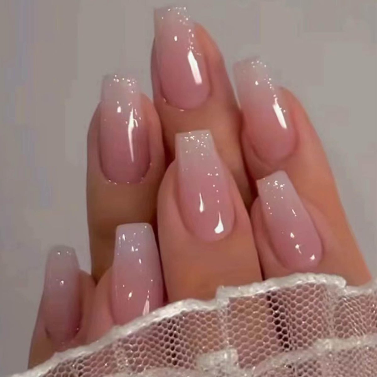 Hkanlre Bling Coffin Press on Nails - 24 Pcs Medium Length Full Cover False Nails in Gradient Pink - görsel 1