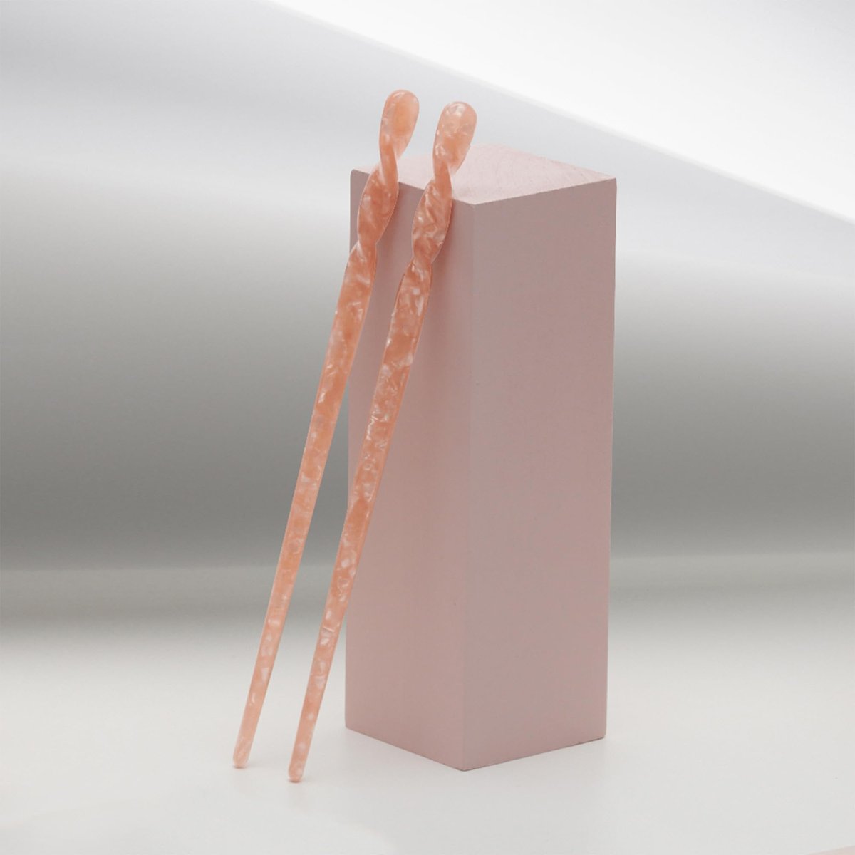 The Hair Edit Marble Pin Up Twists - Slim Hair Pin Sticks with Blush Marble Finish (2 Count) - görsel 13
