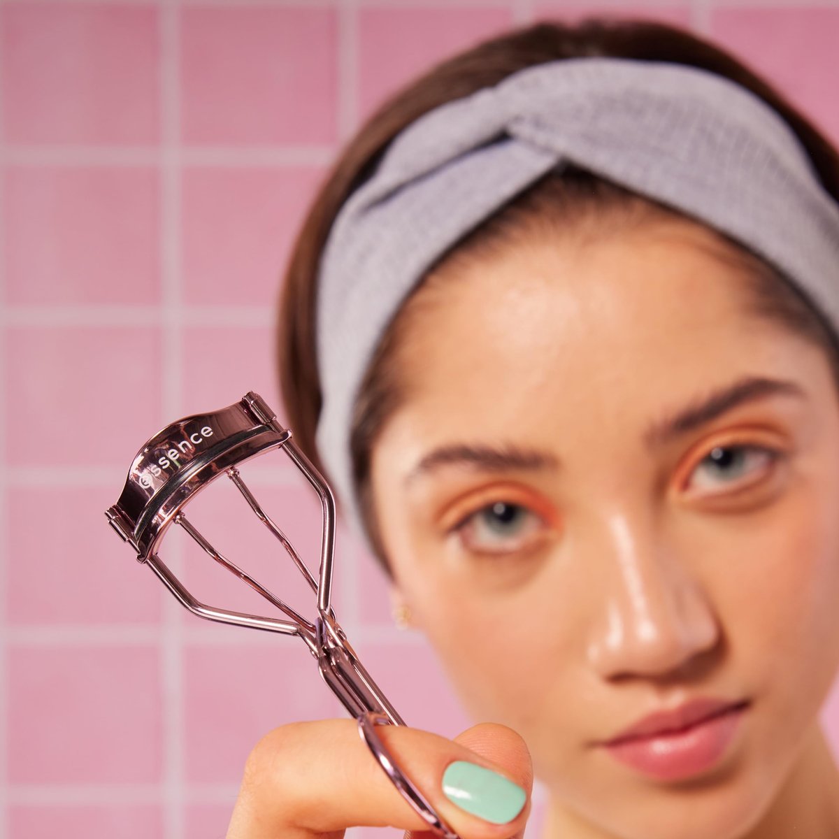 essence All The Way Up Lash Curler – Easy & Gentle Use with Extra Silicone Pad, Cruelty Free Beauty - görsel 9