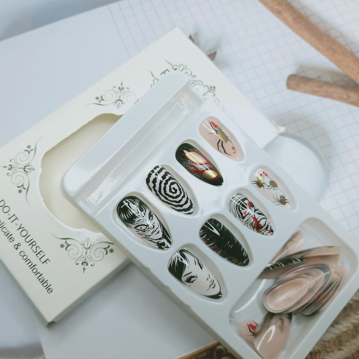 24Pcs Gothic Press on Nails Medium Almond Fake Nails - Punk Cartoon Anime Design Black White Full Cover Glue on Nails Horror Gothic French False Nails for Women Girls Acrylic Manicure Decor - görsel 7