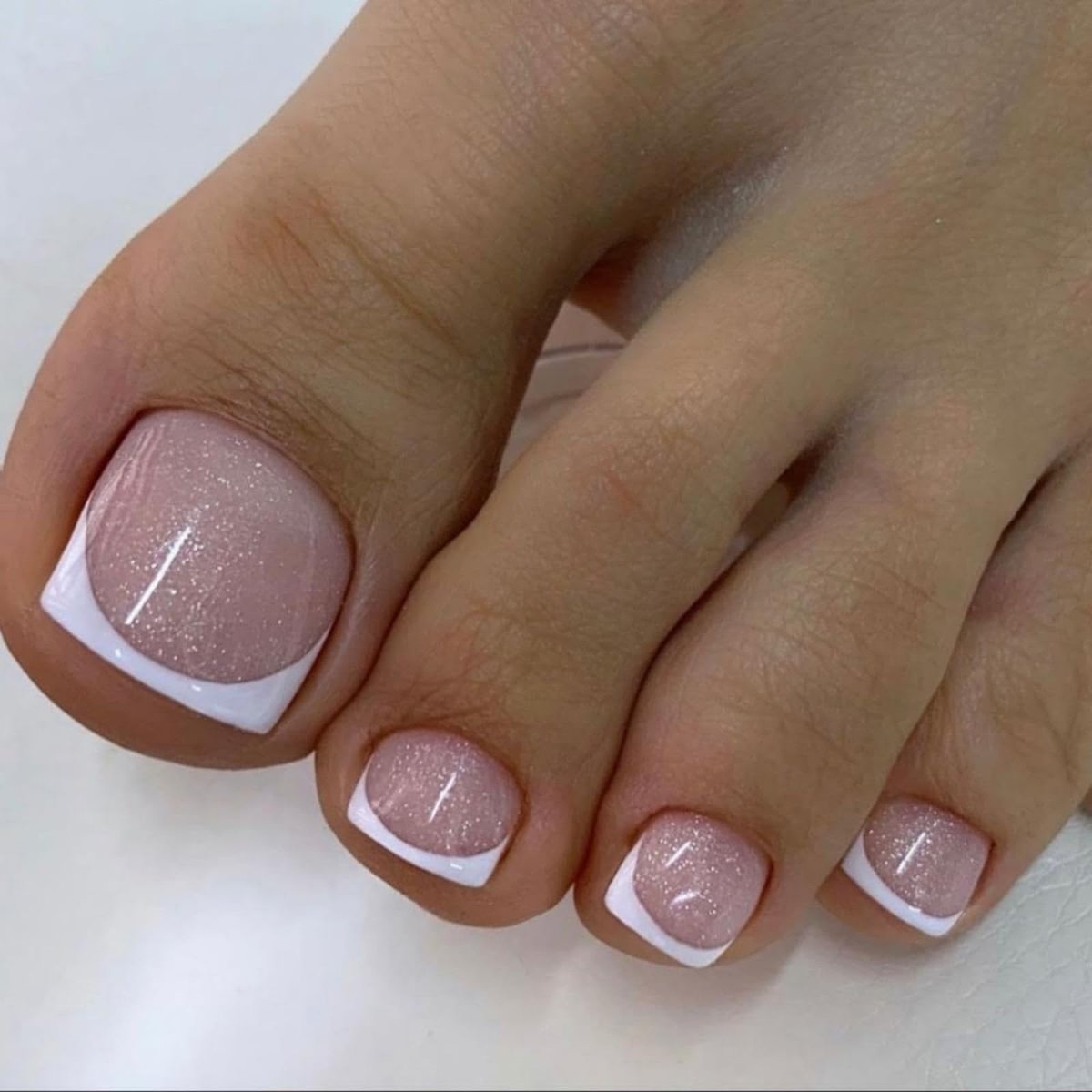 24PCS White French Tip Press on Toenails Short Square Natural Nude Glitter Fake Toenails Acrylic Toe Nails - Classic Seamless Fit Summer Glue on Toe Nails for Women - görsel 1