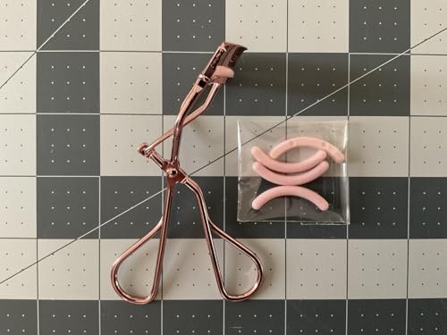 Jenny Patinkin The Big Reveal Eyelash Curler for Hooded Eyes, Deep Set Eyes – Precision & Professional Eyelash Curler for Difficult Eye Shapes with Replacement Silicone Pad, Nickel Free Avelisse