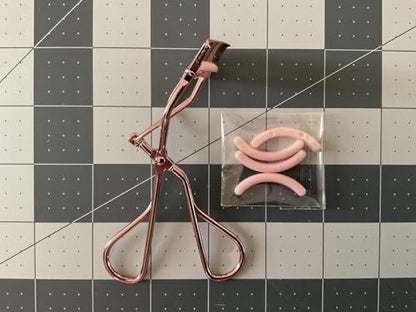 Jenny Patinkin The Big Reveal Eyelash Curler for Hooded Eyes, Deep Set Eyes – Precision & Professional Eyelash Curler for Difficult Eye Shapes with Replacement Silicone Pad, Nickel Free Avelisse