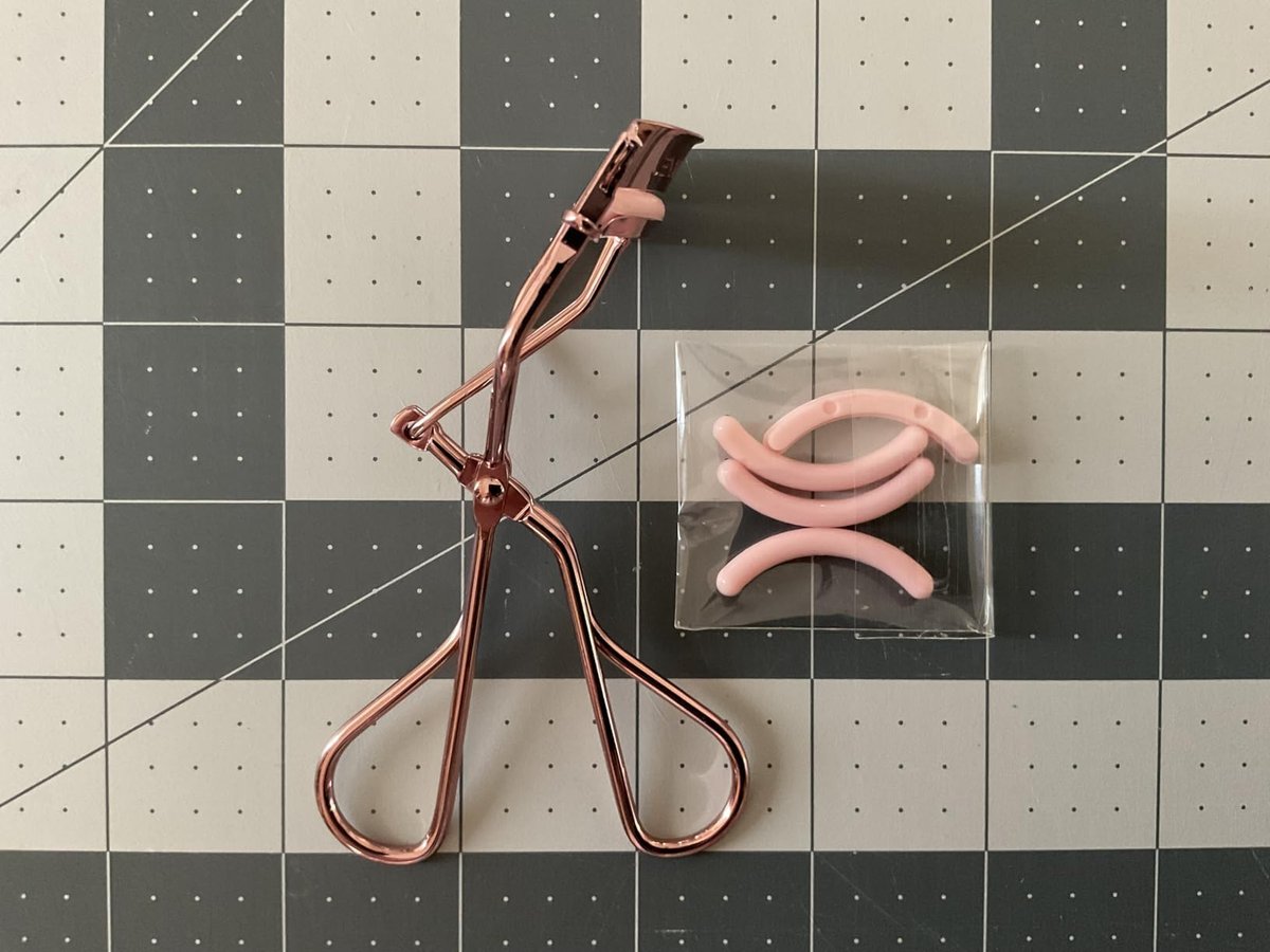 Jenny Patinkin The Big Reveal Eyelash Curler for Hooded Eyes, Deep Set Eyes – Precision & Professional Eyelash Curler for Difficult Eye Shapes with Replacement Silicone Pad, Nickel Free Avelisse