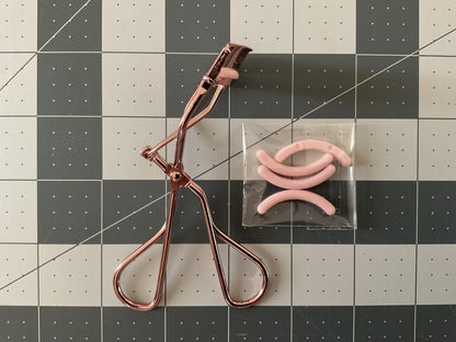 Jenny Patinkin The Big Reveal Eyelash Curler for Hooded Eyes, Deep Set Eyes – Precision & Professional Eyelash Curler for Difficult Eye Shapes with Replacement Silicone Pad, Nickel Free Avelisse