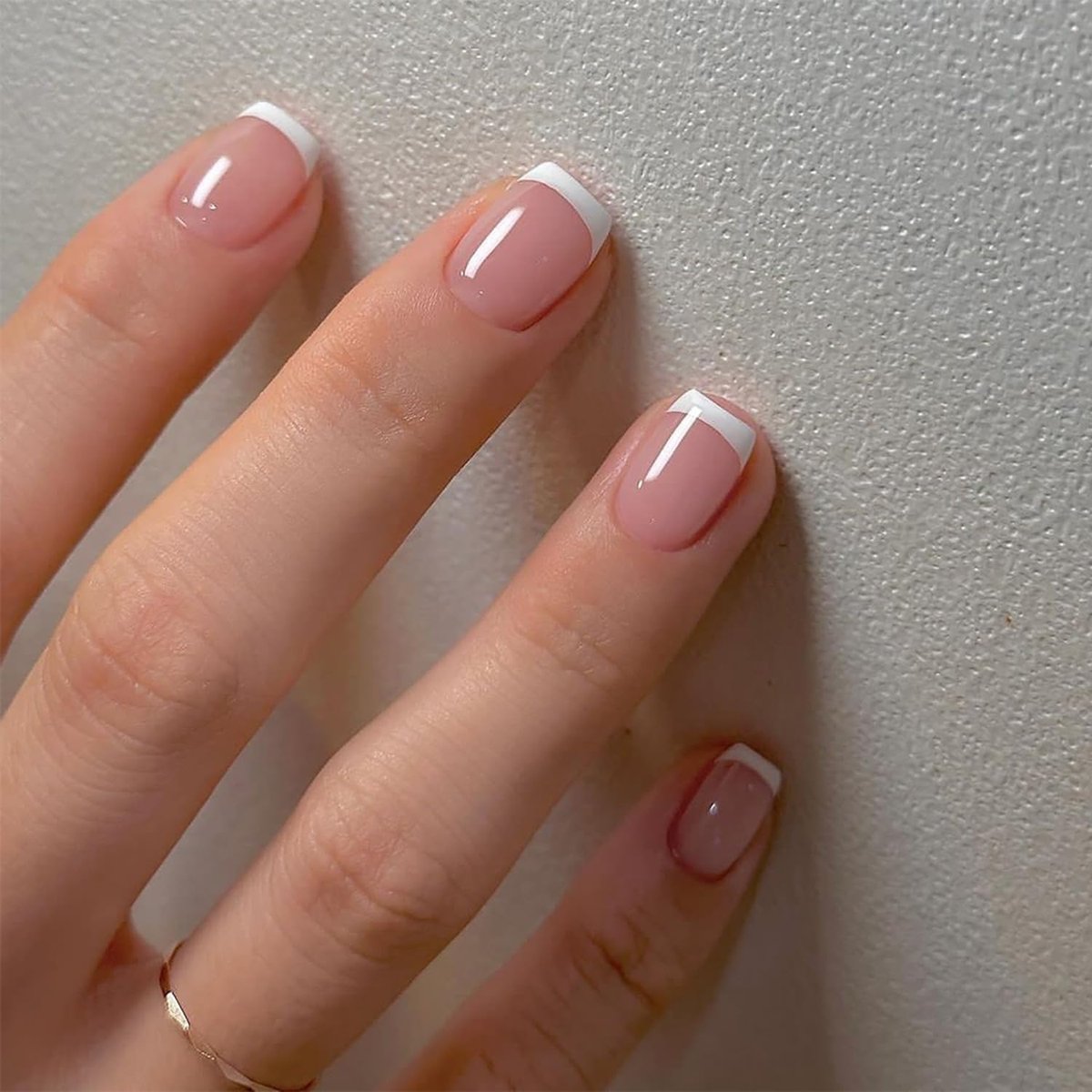 24 Pcs White French Tip Press on Nails Short Petite Square Fake Nails Glossy Nude Pink Reusable Acrylic Stick On Nails for Women Girls DIY Manicure Avelisse