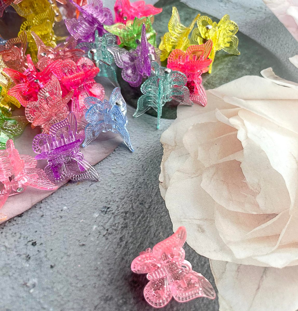 Mini Butterfly Hair Claw Clips 50-Pack - Glitter & Sparkly Colorful Hair Accessories for Girls and Women - Cute Small Tiny Clips - görsel 11