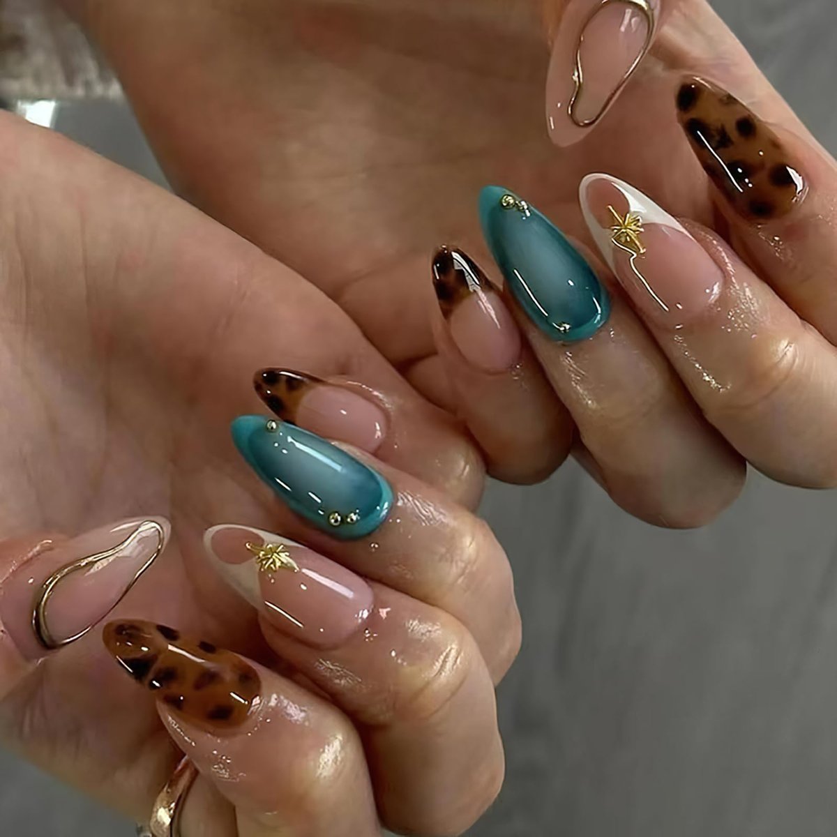 Jremg Press on Nails Medium Almond Brown Leopard French Tip with 3D Gold Star Charms - Full Cover False Nails Blue White Gradient - 24pcs - görsel 1