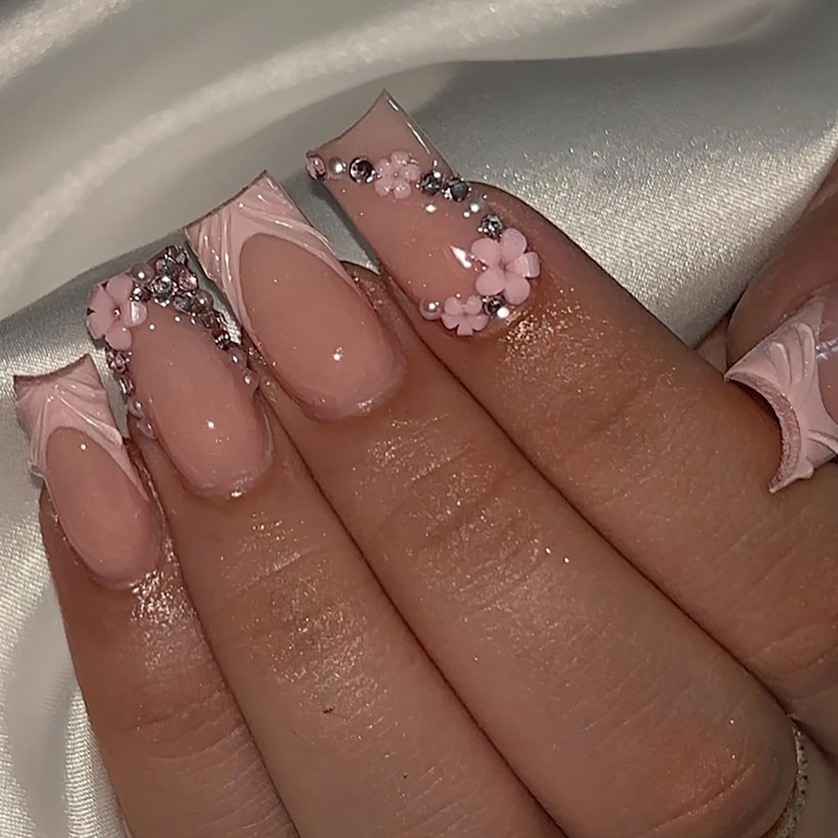 ROFIBUT Pink 3D French Tip Press on Nails Medium Square Fake Nails with Rhinestones Design Flower Charms Acrylic Nails Luxury Glossy False Nails Glue on Nails Reusable Artificial Nails for Women 30Pcs - görsel 5