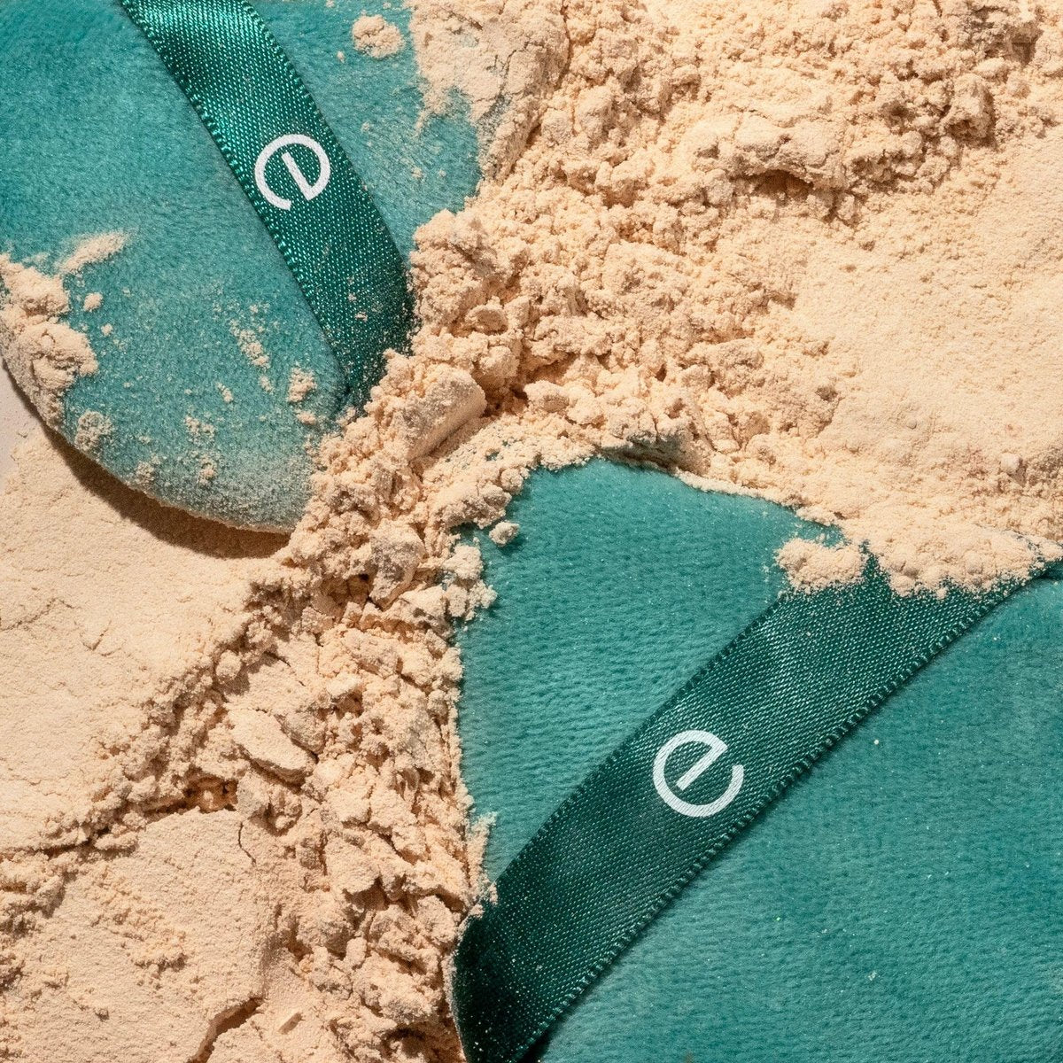 EcoTools Powder Puff Duo: Full-Size & Mini Puffs for Flawless Powder Application – Vegan & Cruelty-Free - görsel 11