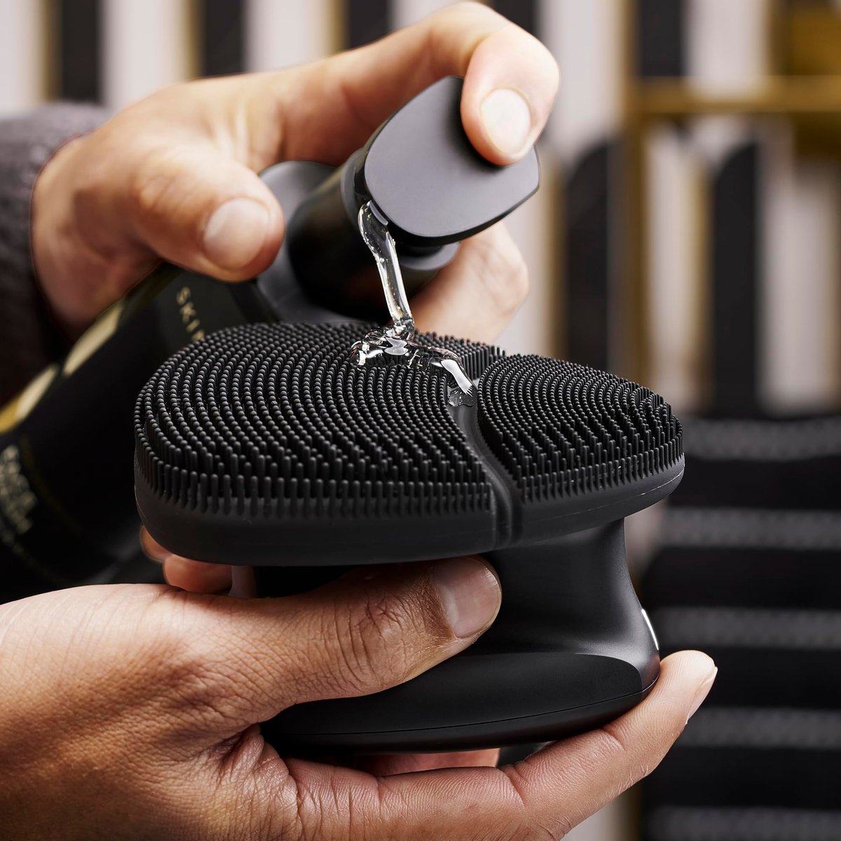 MANSCAPED® The Face Buffer PRO - Men's Electric Silicone Face Scrubber for Nourishing, Deep Cleaning & Exfoliating Your Skin, 3 Facial Cleansing Modes & 2 Sonic Vibration Speeds, Travel Lock Avelisse
