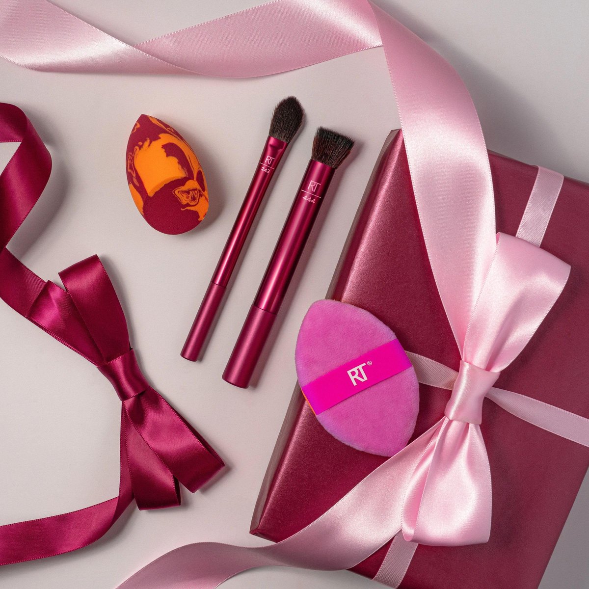 Real Techniques Merry Must-Haves Holiday Gift Set – 4-Piece Brush & Sponge Set for Flawless Makeup Application Avelisse