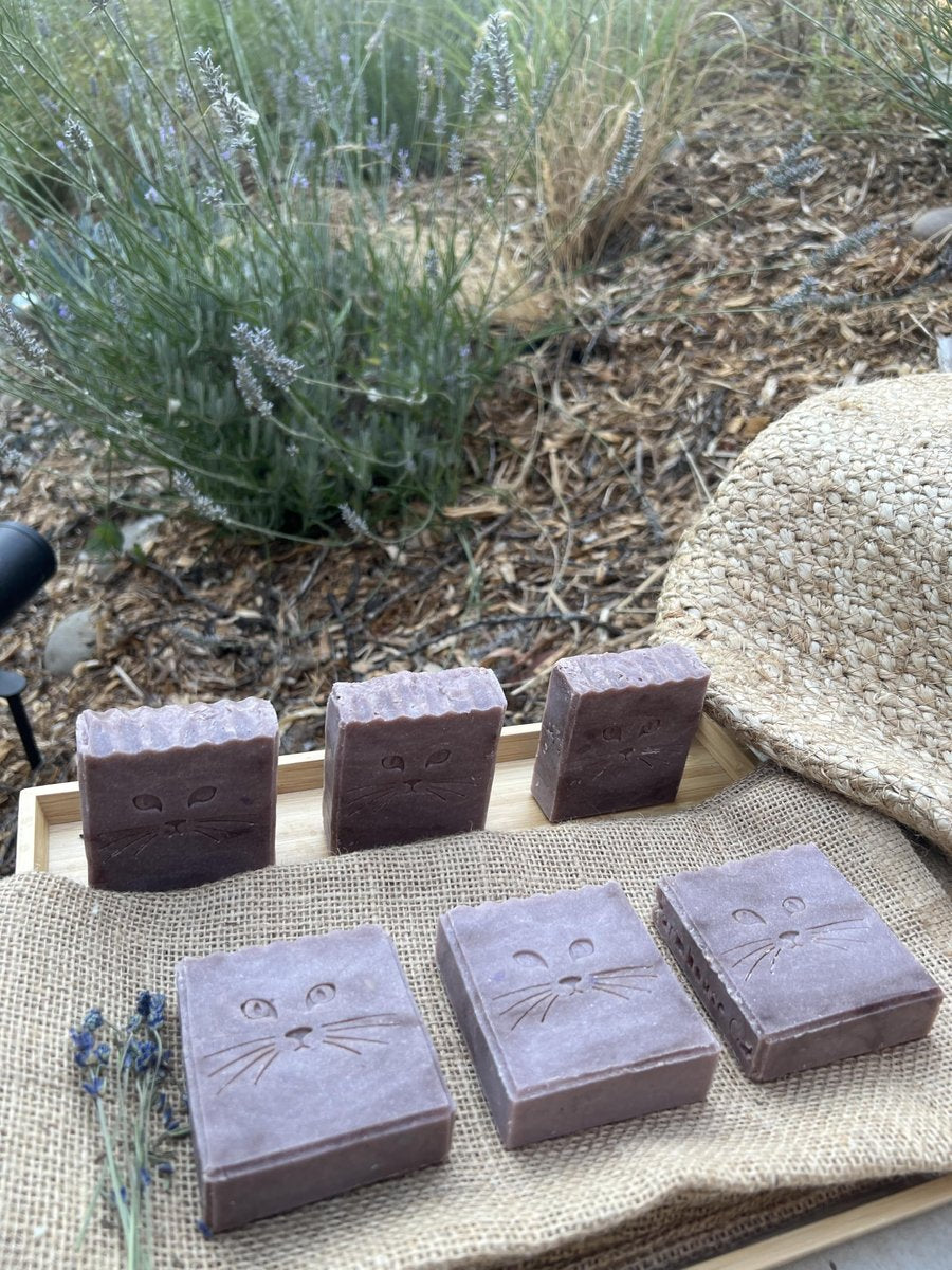 Farmhouse Cat Handmade Lavender Soap Bar with Cocoa Butter, Coconut Milk & Shea Butter – Artisan Soap, Gentle Nourishing Natural Cleanser for Sensitive Skin, Gift for Women - görsel 3