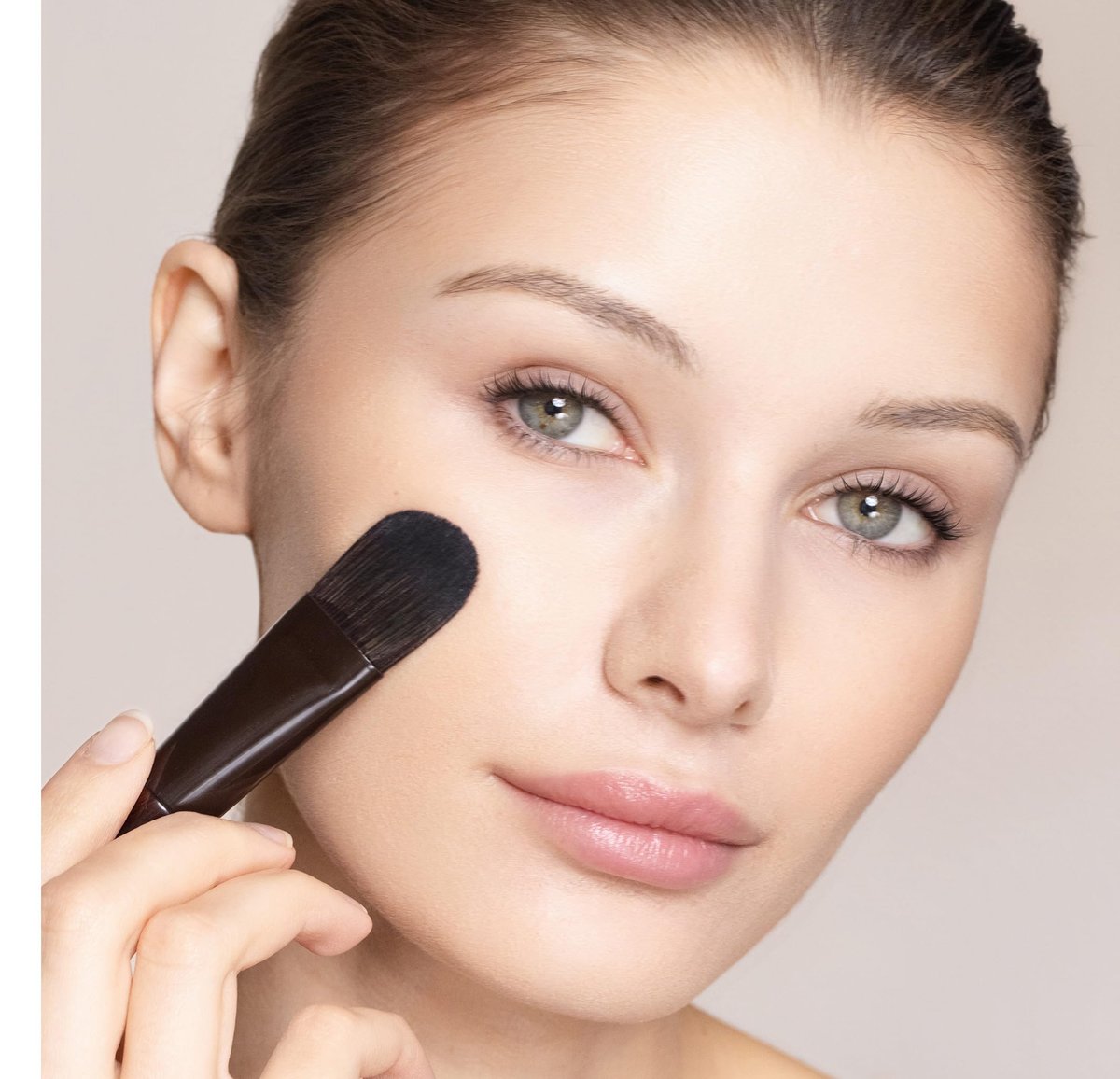 Trish McEvoy Brush 75 Foundation Brush – Professional Synthetic Foundation Brush for Flawless Application - görsel 3