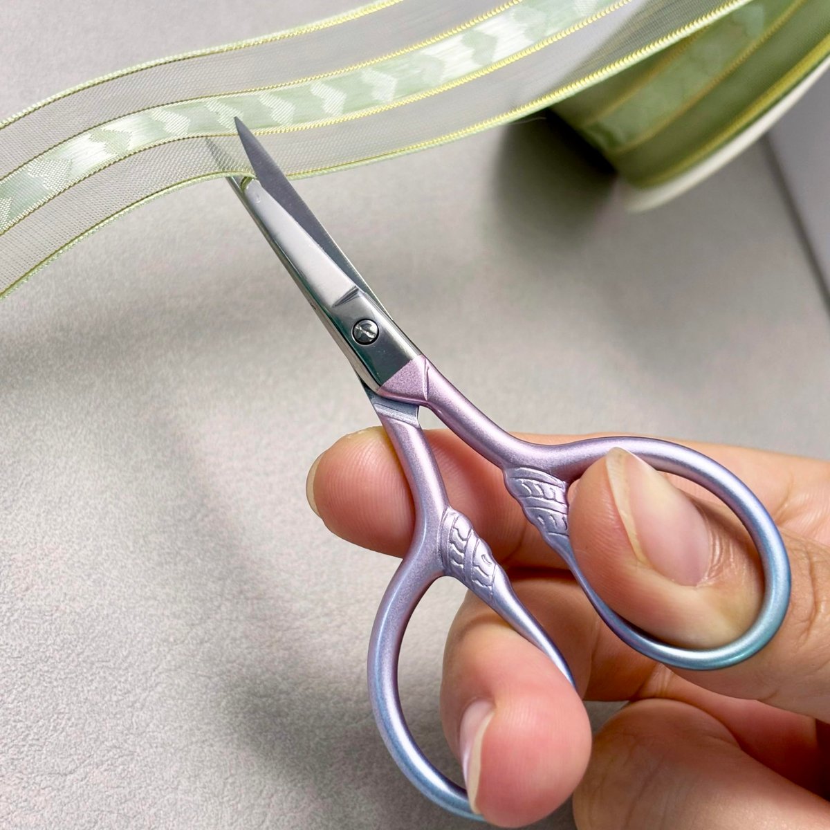 GEMGIMY Precision Beauty Scissors for Facial Hair, Eyebrow, Eyelash, Beard & Moustache Trimming - 3.5 Inch Stainless Steel Multi-Functional Scissors for Grooming, Sewing, Embroidery, Crochet & DIY Crafts (2-Pack, Pink & Blue) - görsel 9