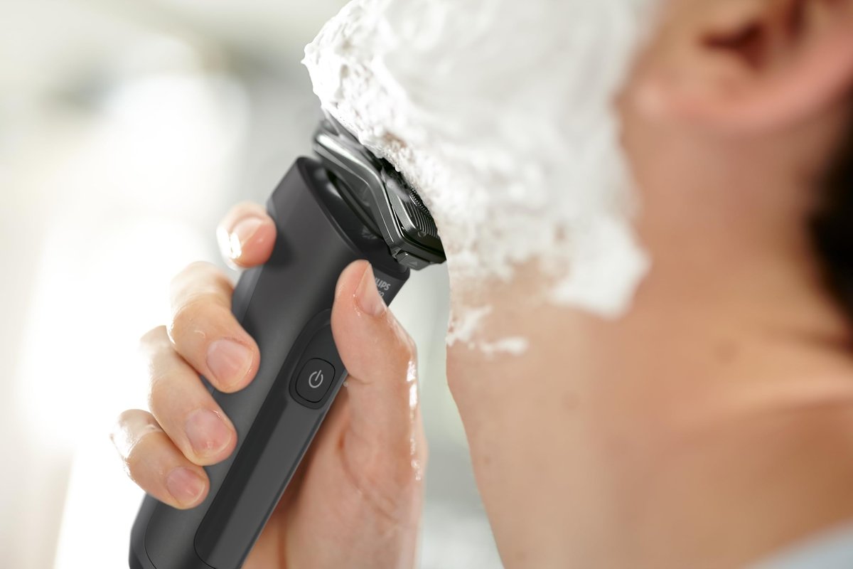 Philips Norelco Shaver 6000 S6600/90 - Rechargeable Wet & Dry Rotary Shaver with Beard Styler and Precision Trimmer (Renewed) Avelisse