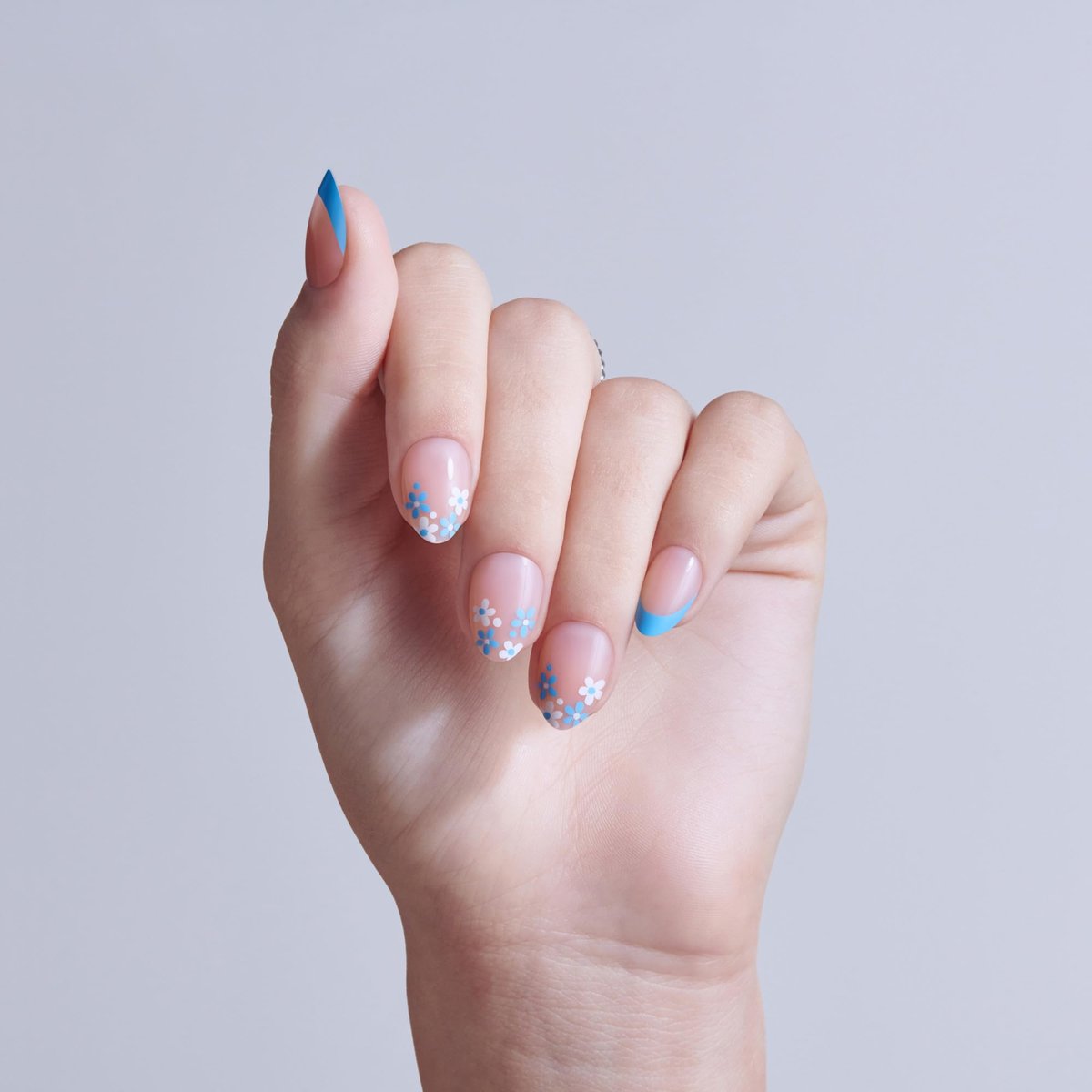 KISS Core Press On Nails 'Tune' – Short Almond Shape, Blue, 32 Nails with Glue & Tools Avelisse
