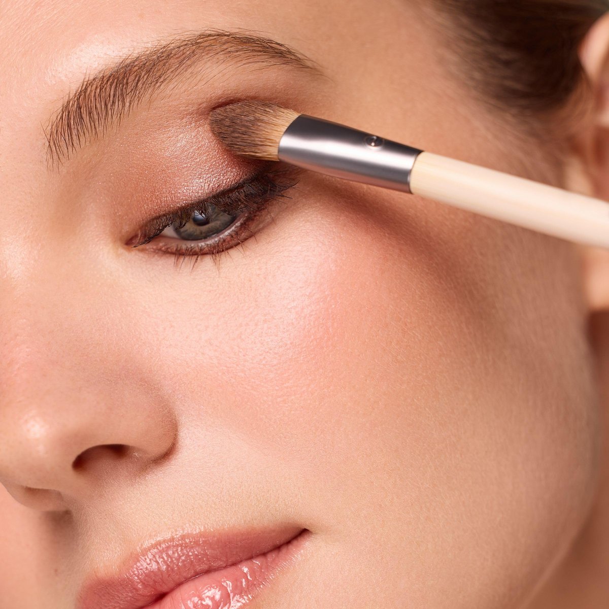 EcoTools All Over Eye Brush – Fluffy Eyeshadow Brush for Blending Lid & Crease Color, Soft Synthetic Bristles, Sustainable & Cruelty-Free - görsel 6
