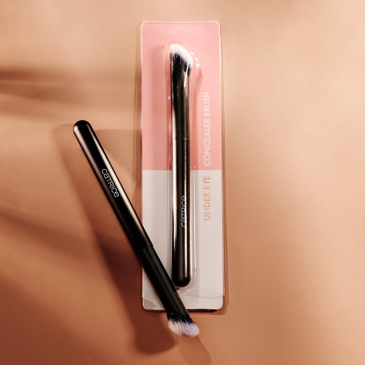 Catrice Under Eye Concealer Brush – Angled Synthetic Brush for Precise Blending of Cream, Liquid & Powder Makeup - görsel 11