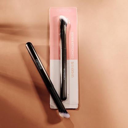 Catrice Under Eye Concealer Brush – Angled Synthetic Brush for Precise Blending of Cream, Liquid & Powder Makeup