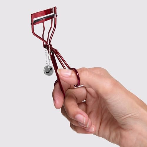 Tweezerman Devil Wears Prada 2 Eyelash Curler with Refill Pads - Red Stainless Steel Eyelash Tool for All Eye Shapes - görsel 8