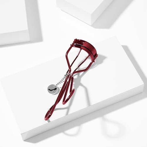 Tweezerman Devil Wears Prada 2 Eyelash Curler with Refill Pads - Red Stainless Steel Eyelash Tool for All Eye Shapes - görsel 12
